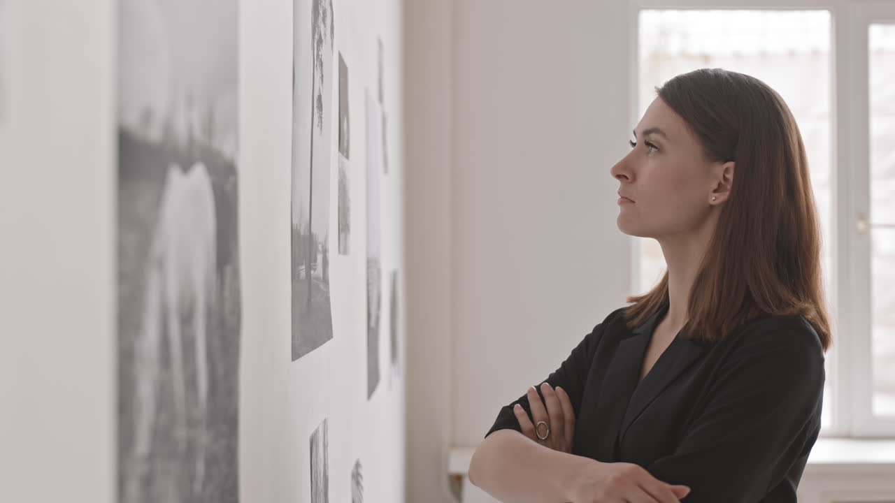 Donna che apprezza l'arte contemporanea della fotografia