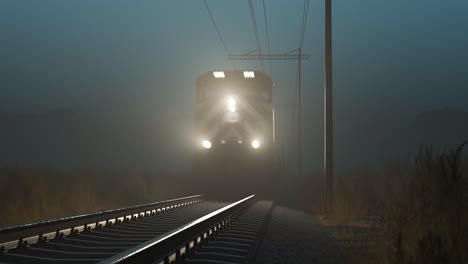 Zugfahrt-Durch-Offene-Landschaft-Mit-Gebirgshintergrund.-Schlechte-Sicht-Auf-Die-Frontansicht-Des-Lokführers-Aufgrund-Des-Nebligen-Wetters.-Kamera-Fährt-über-Die-Eisenbahnlinie-Und-Passiert-Sie-Dann.