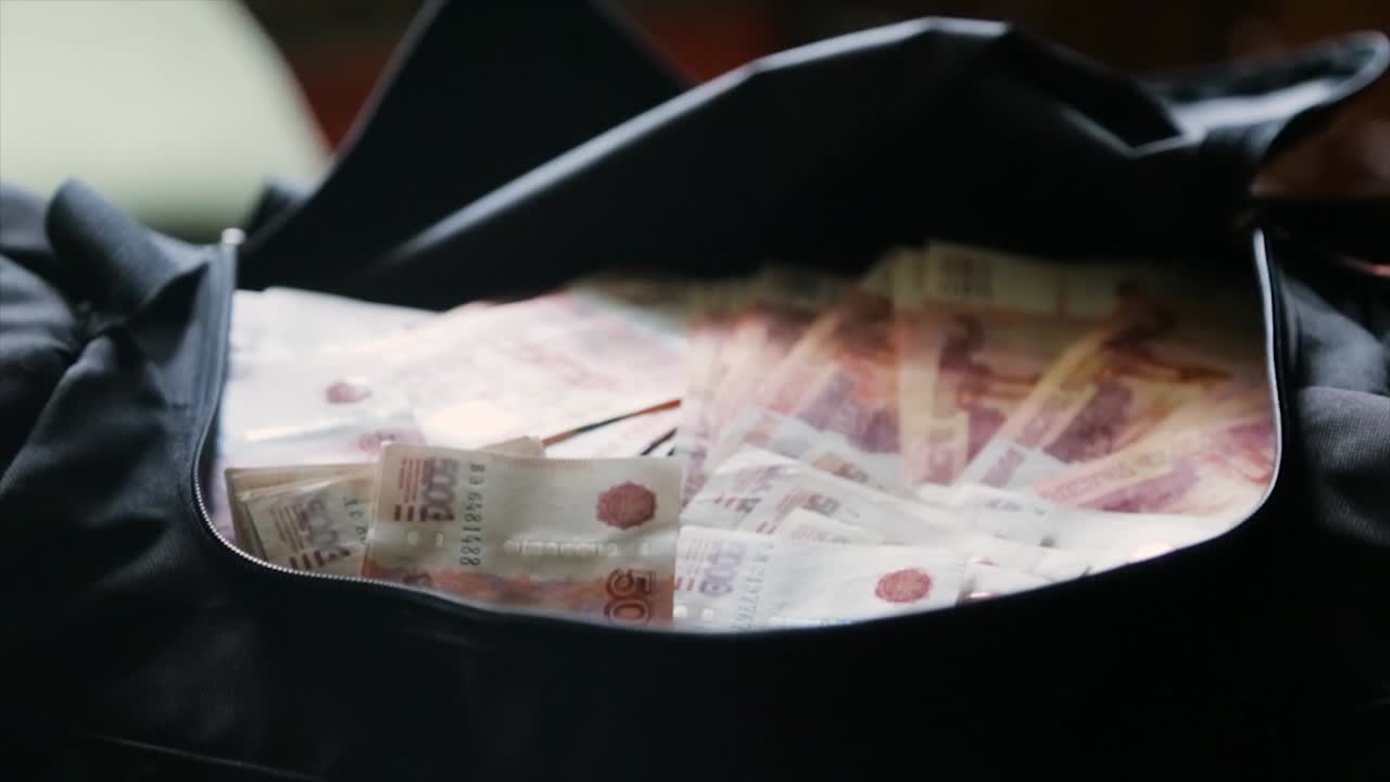 큰 금액의 러시아 루블이 가방에 담겨 있습니다.