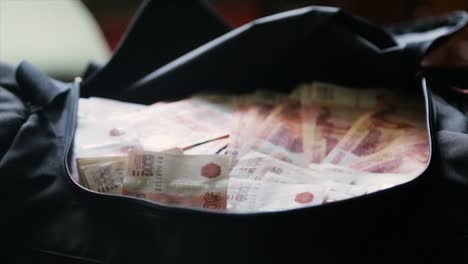 una gran suma de rublos rusos en una bolsa
