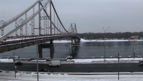 El-Río-Dnieper-Y-El-Puente-Del-Parque-En-Kiev-Durante-El-Invierno-De-2010.