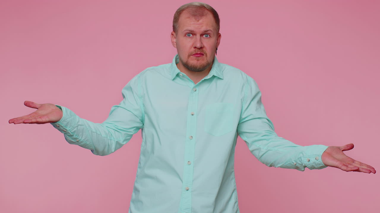 hombre levantando las manos con expresión indignada preguntando por qué qué razón del fracaso demostrando incredulidad