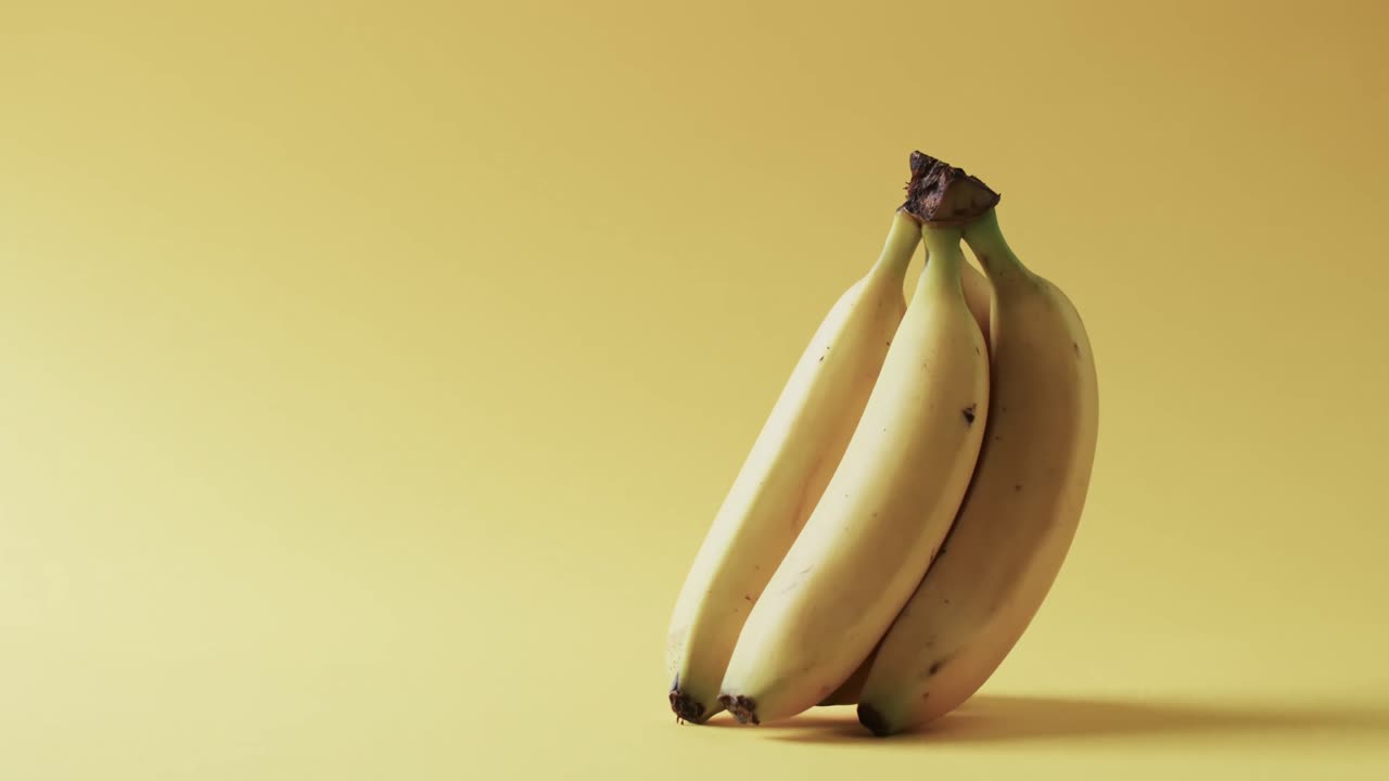 video de plátanos con espacio de copia sobre fondo amarillo