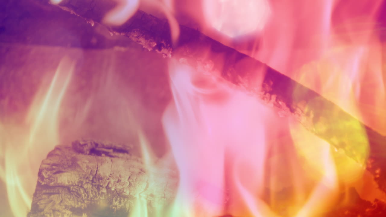 llamas en el fuego de troncos quemándose en una chimenea