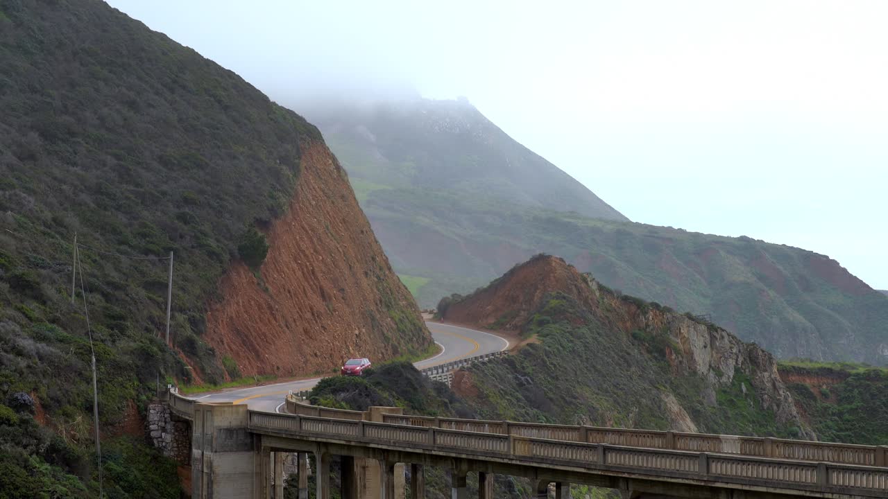 puente bixby en la autopista de la costa pacífica de california a principios de la primavera