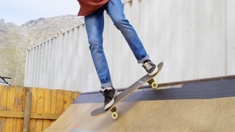 Unterteil-Eines-Jungen-Mannes,-Der-Skateboard-Trick-Auf-Der-Skateboard-Rampe-Am-Skateboard-Court-Macht,-4k