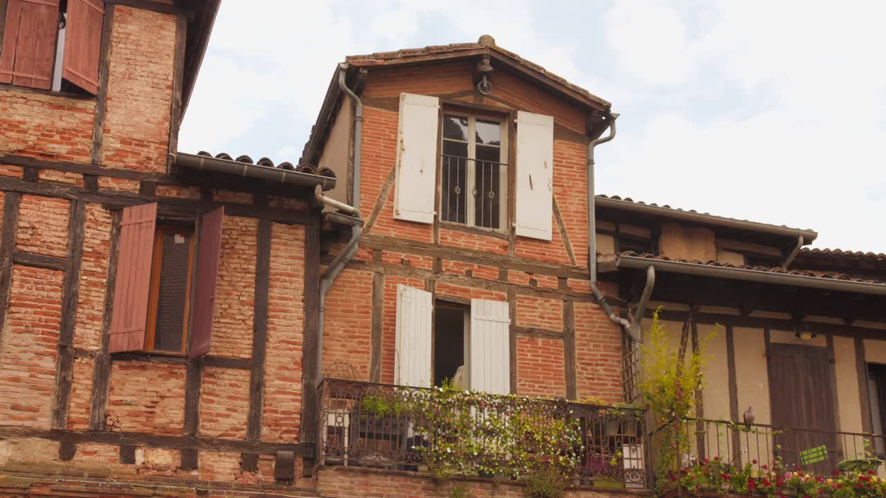 Primo piano dell'architettura medievale del chiostro di Saint-Salvy nella città vecchia di Albi, Francia. 4K