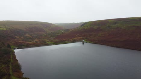 Stausee-Luftbild-Mit-Moorland-Hintergrund-Und-Kleinem-Gebäude-In-Wales,-Großbritannien---Drohnenaufnahme-4k