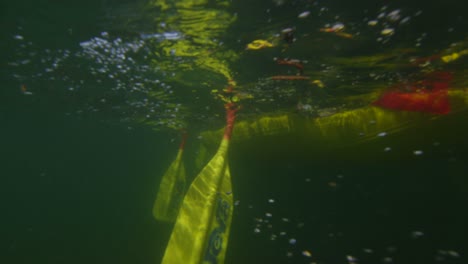 vista submarina de remos tirando a través del agua