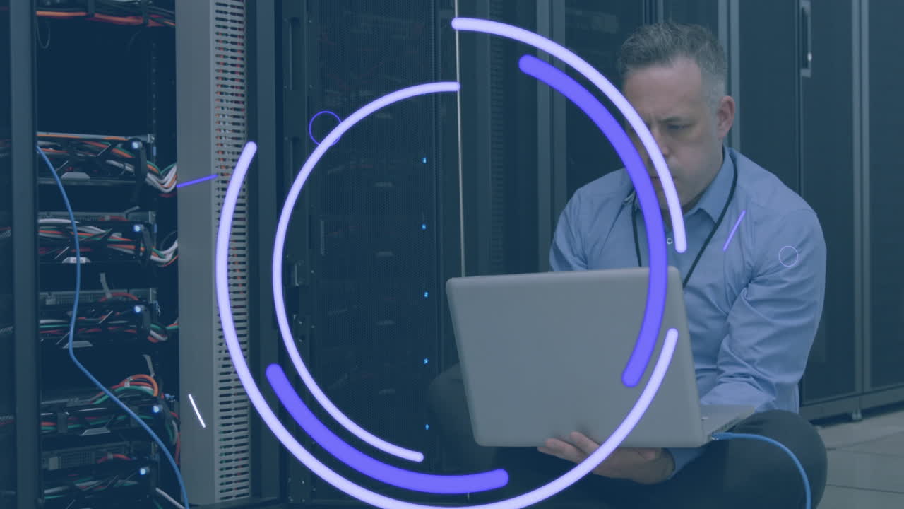 animación de formas violetas y ojo sobre hombre caucásico estresado trabajando en la computadora portátil en la sala del servidor