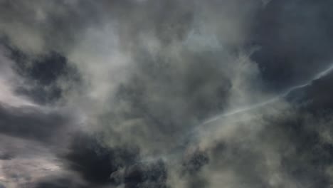 Los-Relámpagos-Surgen-De-Las-Nubes-Cumulonimbos.