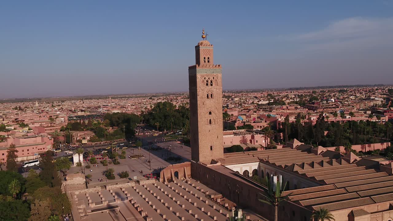 The Koutoubia Minaret, a landmark in Marrakech, built in the 12th century during the Almohad era. Standing 77m tall, it showcases stunning Andalusian architecture and Islamic artistry.
