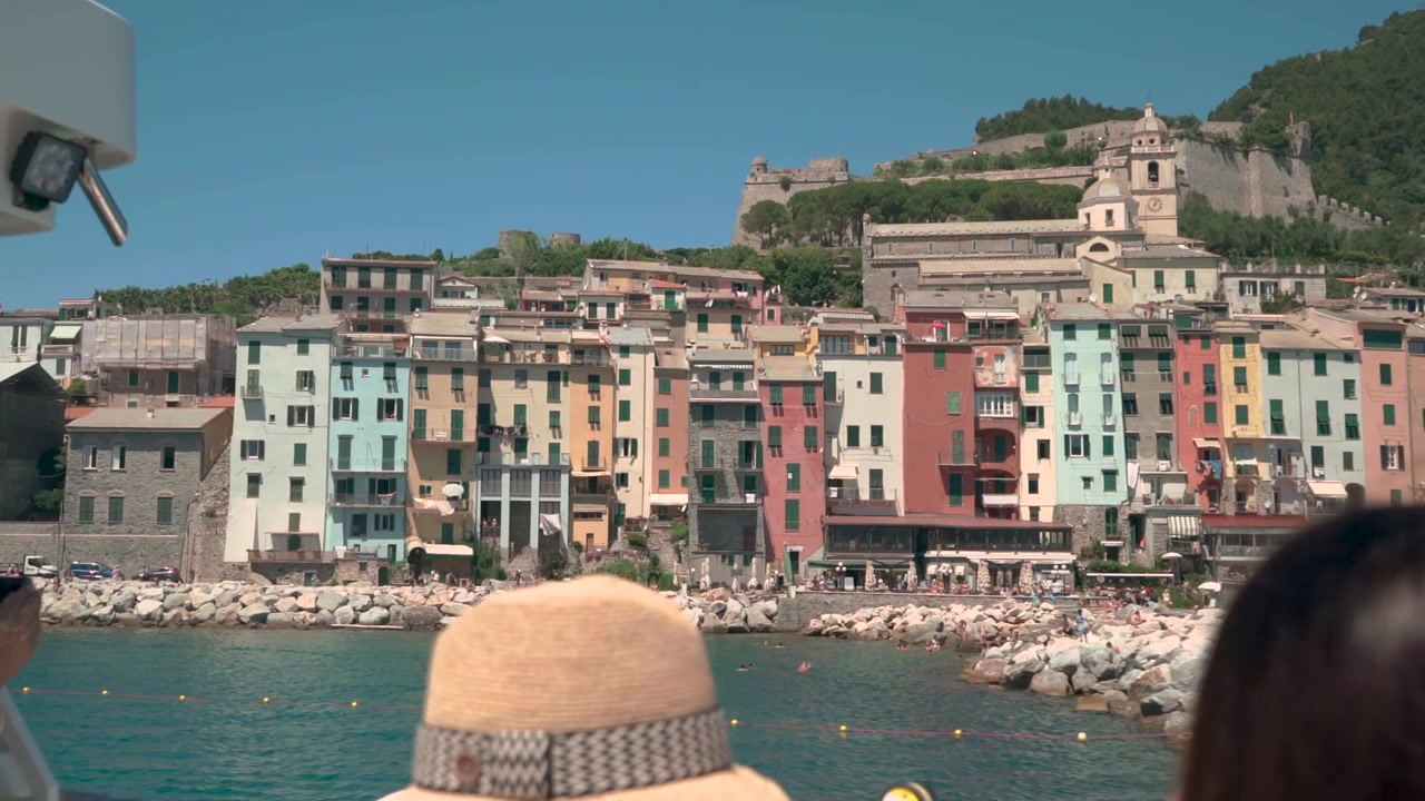 Turista che scatta foto e registra video di un piccolo villaggio in Italia.