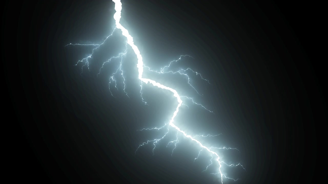 Potentes relámpagos eléctricos destellando en la oscuridad