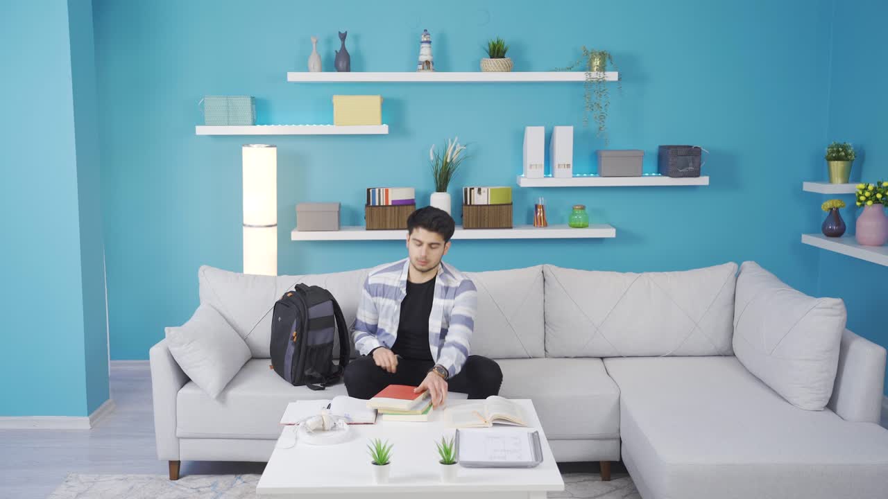 젊은 학생은 피곤하고 느슨하게 집으로 돌아옵니다.