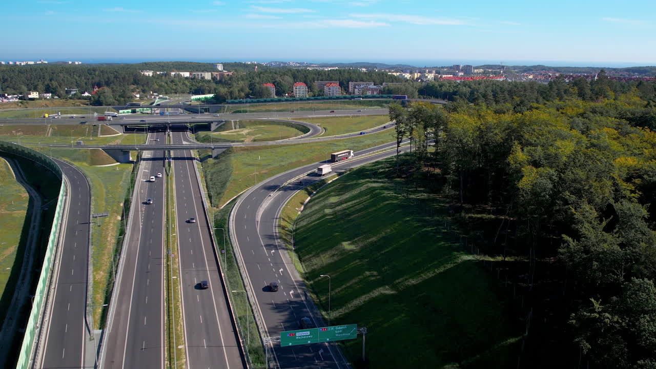 위에서 아래로 공중 - 넓은 다차선 도로 - 현대적인 도로 인프라 - 도시 밀집 지역에 가까운 고속도로