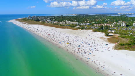 siesta key beach llena de bañistas en un día soleado en florida