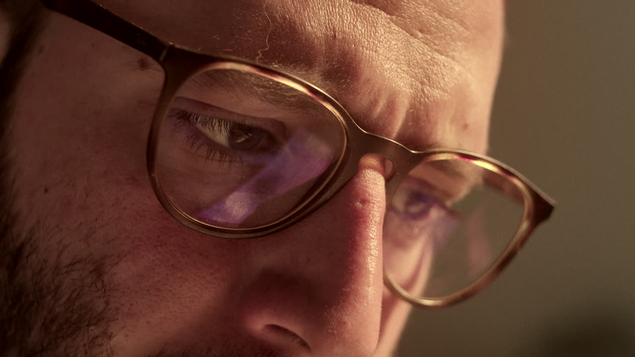 primer plano de un hombre con gafas