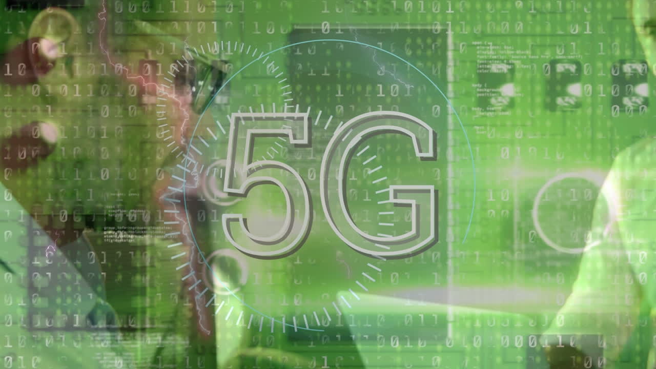 animación del procesamiento de datos sobre los empresarios caucásicos en la oficina