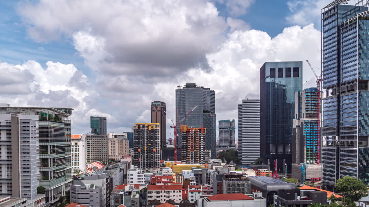Awan putih besar bergerak di atas cakrawala pusat kota Singapura