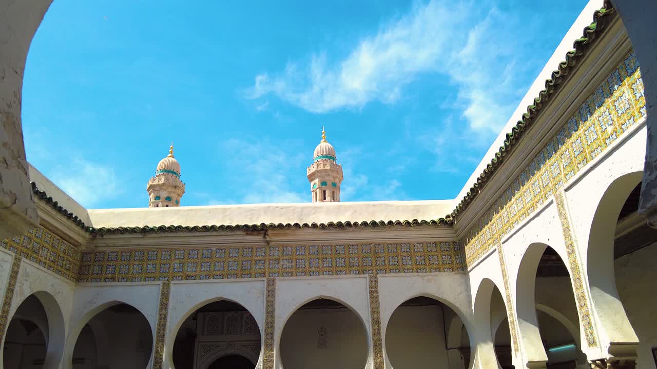 piso superior de la dar aziza con los minaretes de la mezquita en el fondo