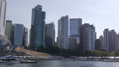 Horizonte-De-La-Ciudad-De-Vancouver-Con-Hidroaviones-En-El-Centro-De-Vuelo-Del-Puerto