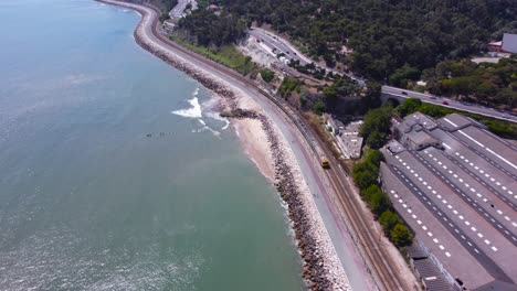 Zug-Abfahrt-Bahnhof-In-Der-Nähe-Des-Meeres