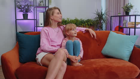 mujer joven madre teniendo una conversación confiable, hablando con su hija niño en el sofá de casa
