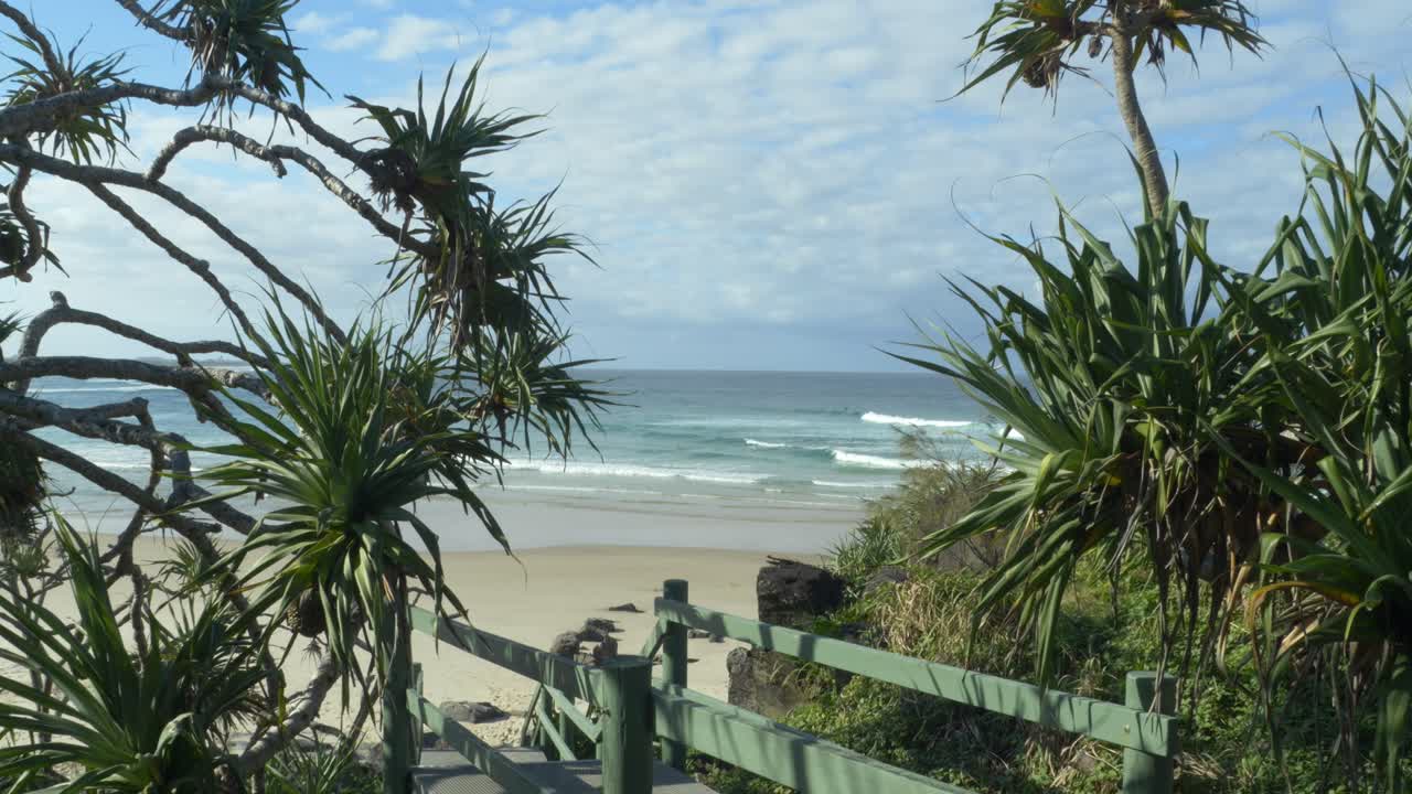 el idílico paisaje de la playa en cabarita, nueva gales del sur, australia - toma amplia