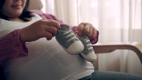 Glückliche-Schwangere-Frau-Und-Erwartetes-Baby-Zu-Hause.