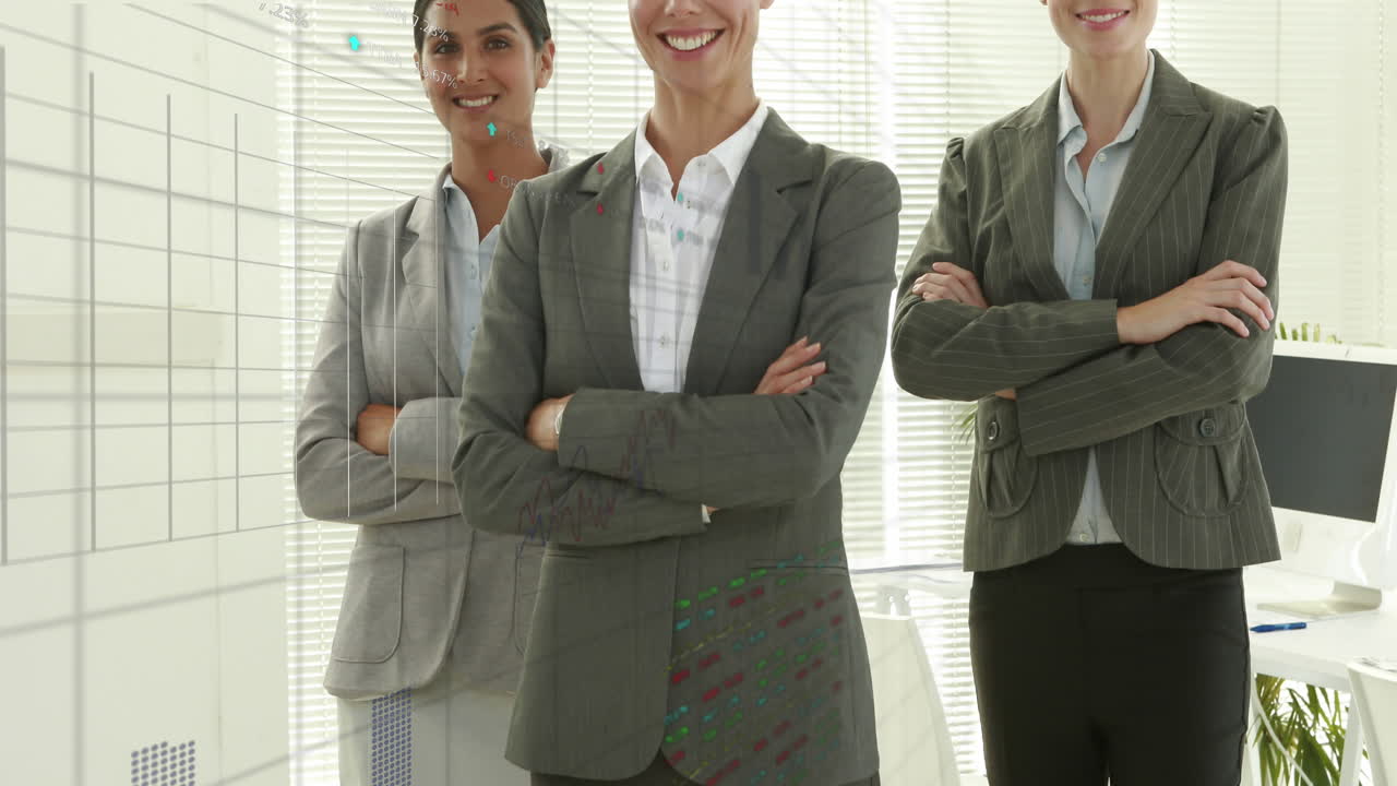 사무실에서 웃는 다양한 사업가 여성에 대한 금융 데이터 처리의 애니메이션