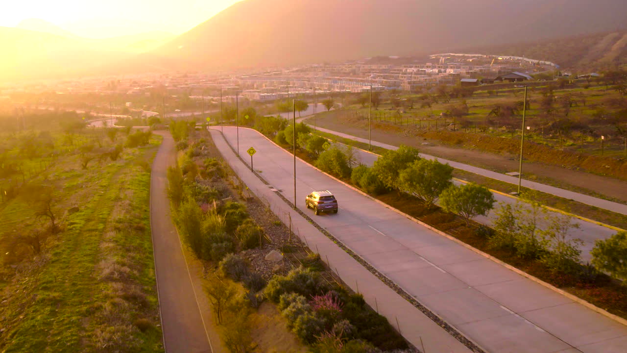 la dehesa santiago chile coche solitario en el crepúsculo de la mañana vista de drone
