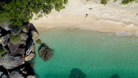 Tiro-De-Dron-En-Aumento-De-Agua-Azul-Clara-Del-Océano-En-La-Isla-Fitzroy-En-Australia