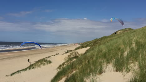 paragliders using the upwinds on the dunes of the dutch seaside