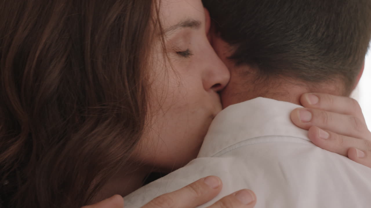coppia felice che abbraccia una donna che abbraccia un fidanzato che gode di una relazione romantica che condivide una connessione intima a casa