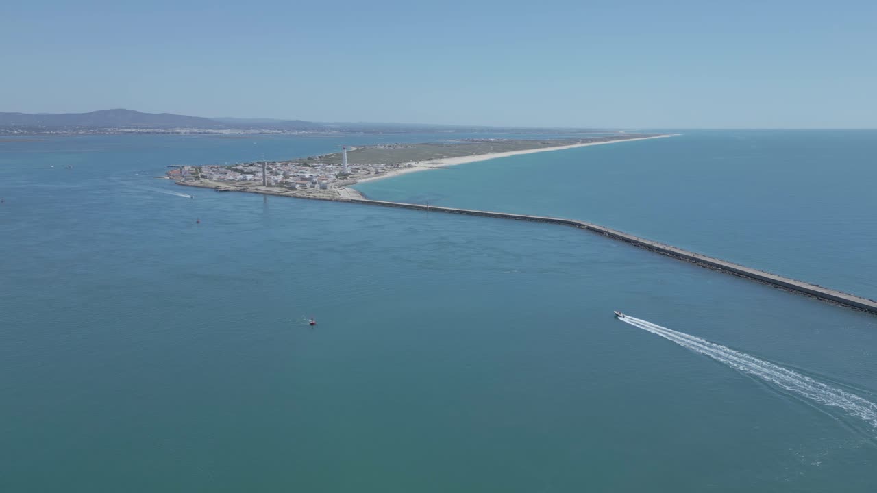 воздушное отслеживание лодки, ускоряющейся в гавань на пустынном острове