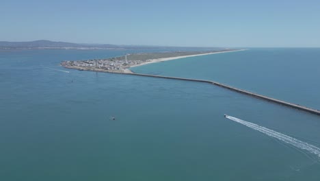 Luftverfolgung-Eines-Bootes,-Das-Mit-Hoher-Geschwindigkeit-In-Den-Hafen-Auf-Der-Insel-Deserta-Fährt