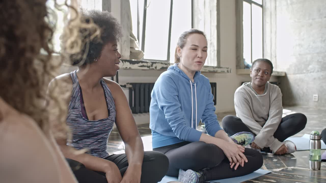 요가 수업 전 에 대화 하는 즐거운 여자 들