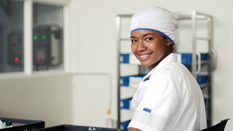 mujer joven sonriendo en el trabajo