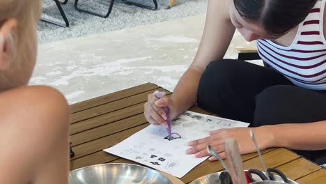 niños y adultos decorando el taller de creaciones alimenticias