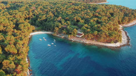 Wunderschönes-Segelziel,-Idyllische-Kroatische-Inselbucht,-Luftaufnahme