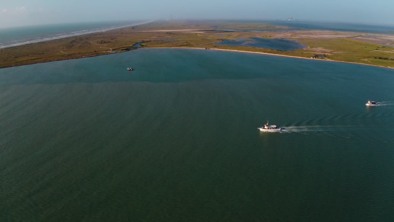 사우스 파드레 섬 텍사스의 항구에서 바다로 향하는 관광 낚시 보트의 공중 드론 비행
