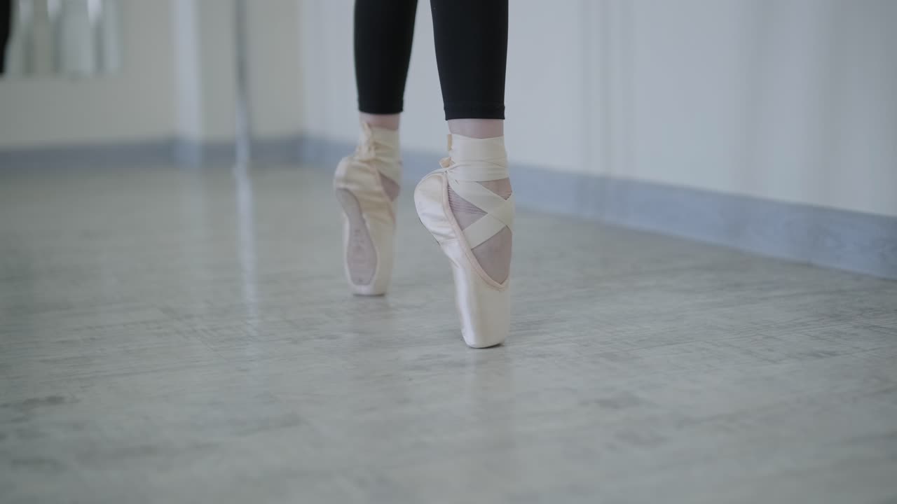 joven bailarina practicando movimientos de baile en el estudio