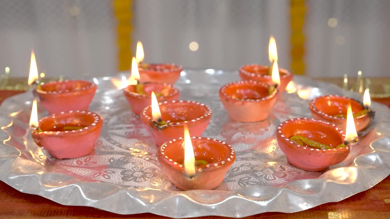 Diya Thali decorato per il festival indù di Diwali