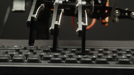 robot escribiendo a mano en un teclado