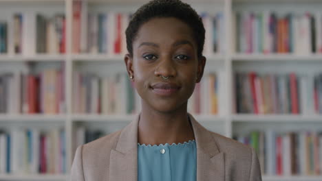 Nahaufnahme-Eines-Porträts-Einer-Unabhängigen-Afroamerikanischen-Geschäftsfrau,-Die-Selbstbewusst-Aussieht-Und-Stilvolle-Mode-Im-Bücherregal-Hintergrund-Trägt