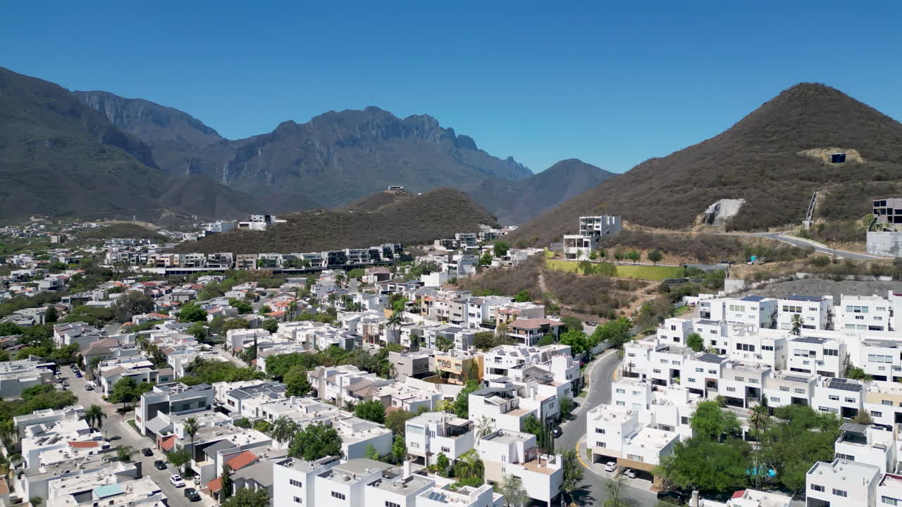 Vista Aérea con Dron de Lujosas Casas Residenciales en las Montañas de Monterrey, Nuevo León, México.