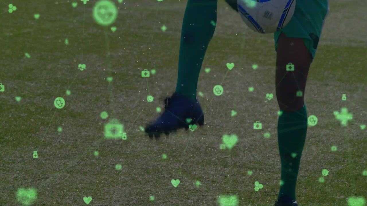 Calciatore che palleggia con il pallone, facendolo atterrare sul campo e attivando un'interfaccia utente di monitoraggio della salute che traccia le statistiche