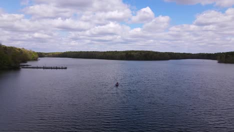 Excellent-Aerial-View-Of-People-Boating-On-Burke-Lake,-Virginia