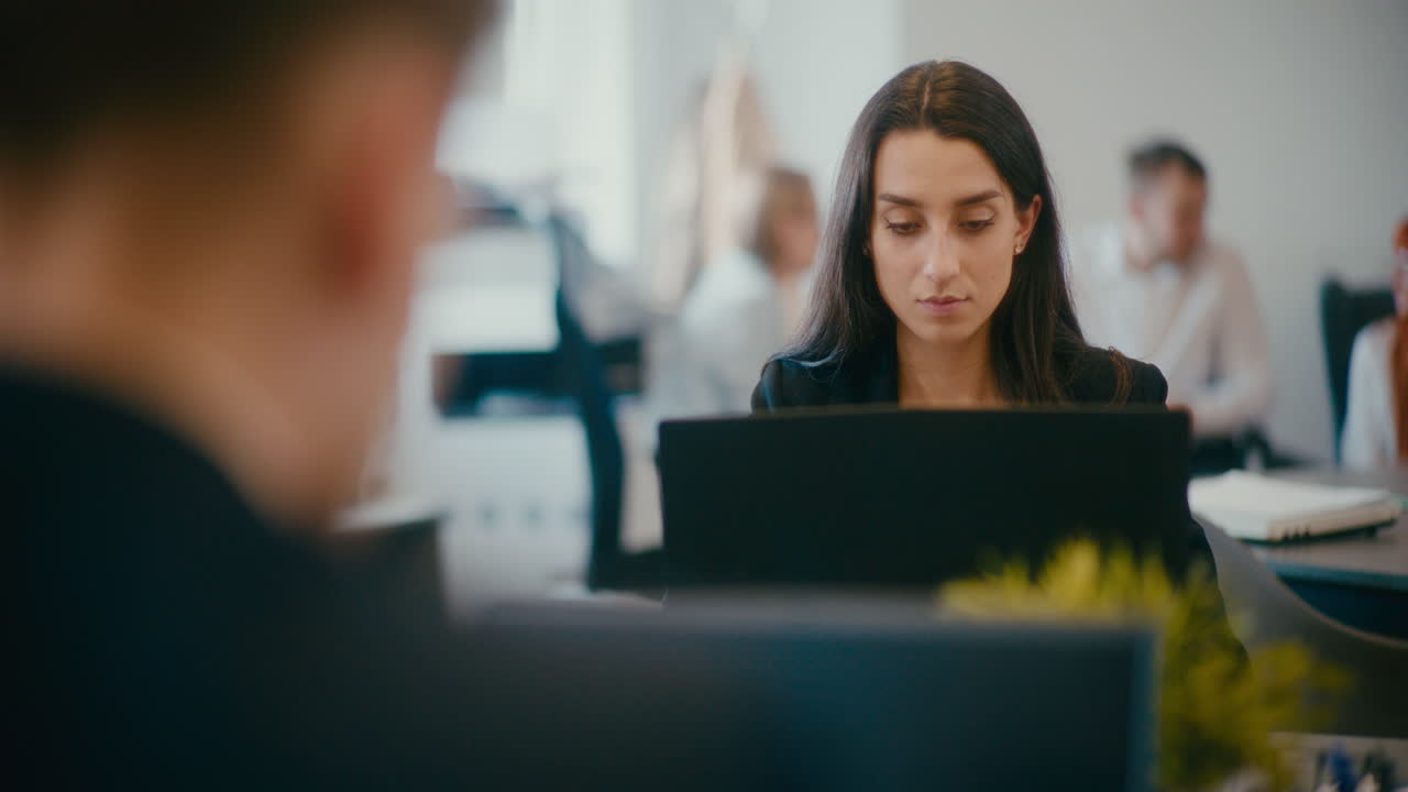Donna d'affari che lavora al portatile in ufficio